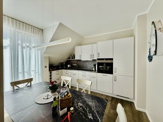 Moderne Wohnküche mit Essplatz