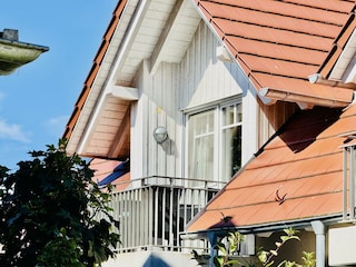 Möblierter Balkon mit Sonnenschirm