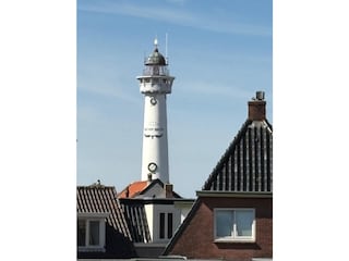 Vom Garten aus kann man den Leuchtturm sehen