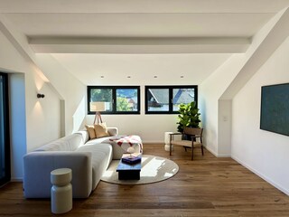 Wohnbereich mit Sofa und TV