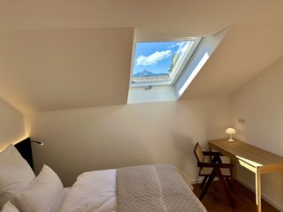 Schlafzimmer 2 mit Ausblick auf Grünten
