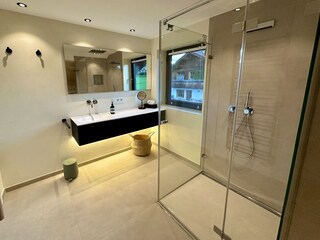 Blick aus der Sauna ins Badezimmer