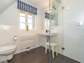 Das Badezimmer im Obergeschoss