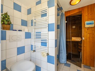 Das Badezimmer zum Gartenzimmer, mit Sauna