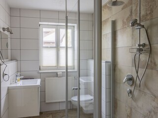Badezimmer mit Dusche und WC