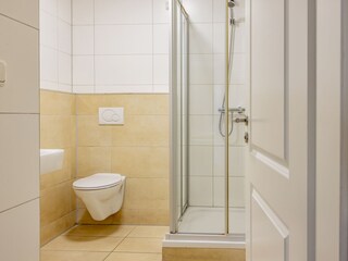 Badezimmer mit Dusche und WC