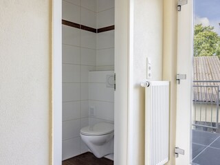 separates WC im unteren Stock