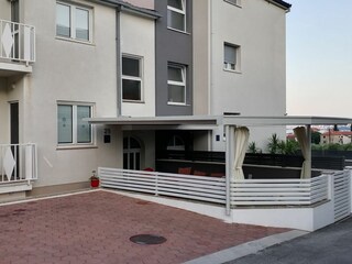 large terrace in front of the house + parking space ava