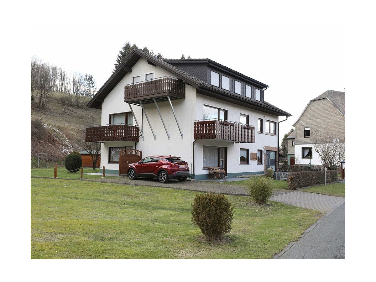 Außenansicht mit Balkon der Fewo im DG