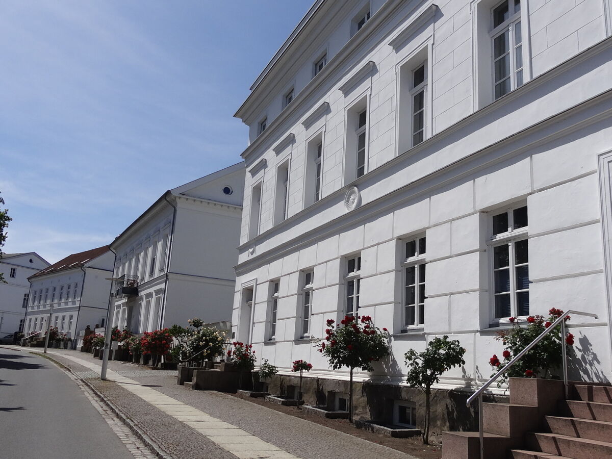 Am Circus von Putbus mit  seiner Rosenpracht