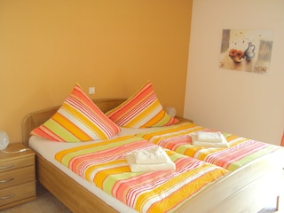 Das 1. Schlafzimmer mit einem Doppelbett