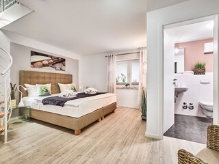 Schlafzimmer mit Blick ins Bad