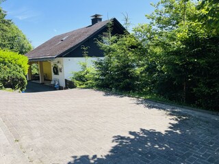Ferienhaus Martel Eingangsbereich/Parkplatz