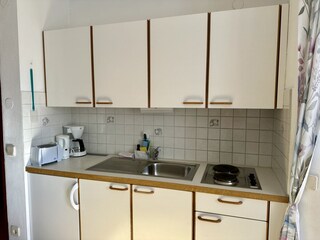 Küchenzeile mit Kaffeemaschine, Wasserkocher & Toaster