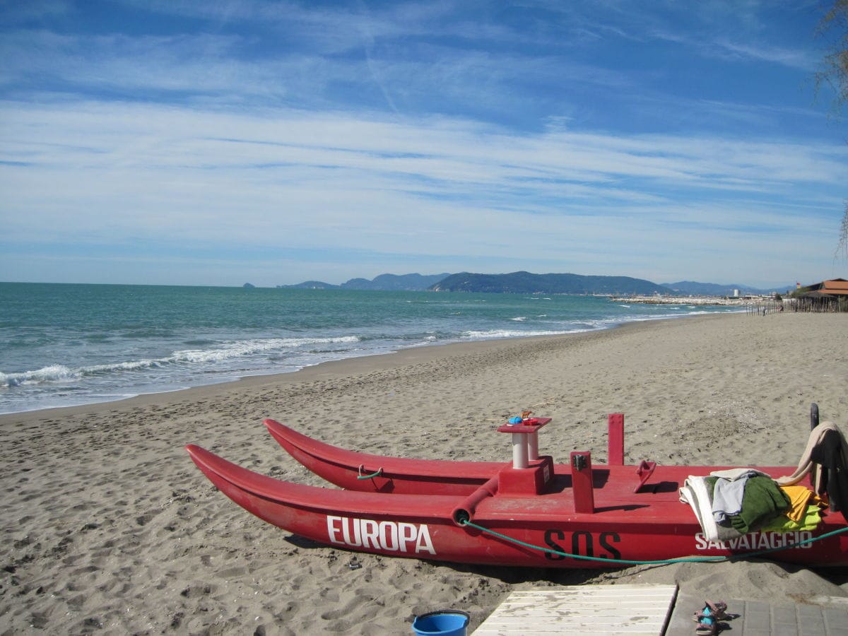 Leerer Strand in der Vor- und Nachsaison