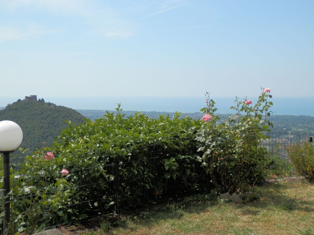 Blick von der Gartenterrasse auf das Meer und Castello