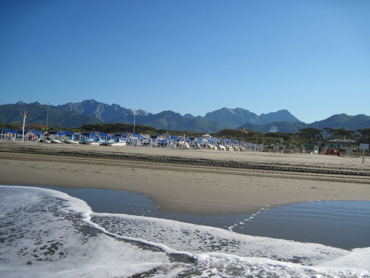 Blick vom Strand auf die Berge der Apuanischen Alpen