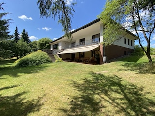 Südansicht mit Terrassen und Garten