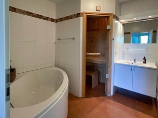 Wellnessbad mit Eckbadewanne, Sauna...