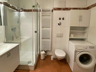 ...extra Dusche und Waschmaschine