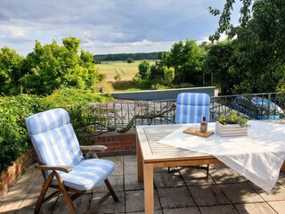 Dachterrasse mit stabilen und hochwertigen Holzmöbeln