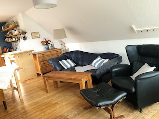 Gemütlicher Sitzbereich mit Ledersofa und Sessel