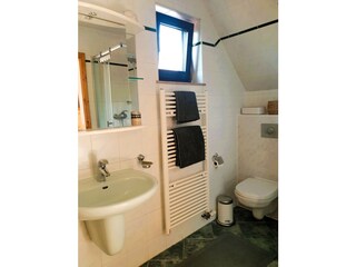 Badezimmer mit WC und Dusche
