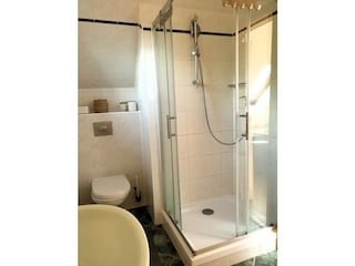Badezimmer mit WC und Dusche