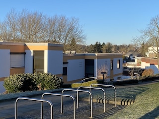 Fahrradabstellfläche mit Blick zum Haus