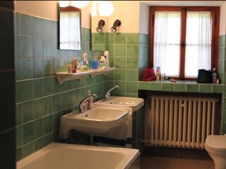 Das Badezimmer mit Badewanne