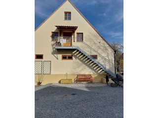 Die Ferienwohnung ist über eine Außentreppe erreichbar