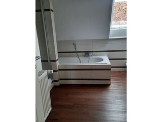 Eine Badewanne und Dusche (links) für die Auszeit