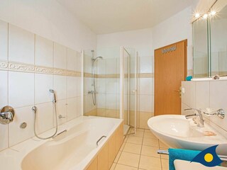 großes Badezimmer