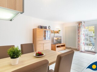 Wohnzimmer mit Zugang zur Terrasse, Essbereich und Küchenzeile