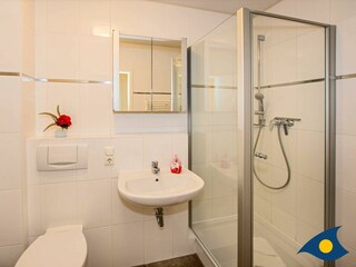 Badezimmer mit Dusche und WC