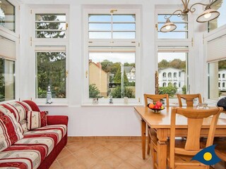 Loggia mit Couch und Essbereich