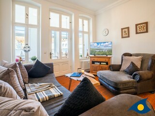 Wohnzimmer mit offener Küche und Zugang zur Loggia