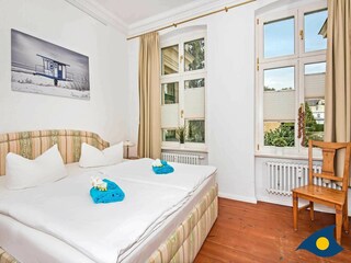 Schlafzimmer mit Doppelbett