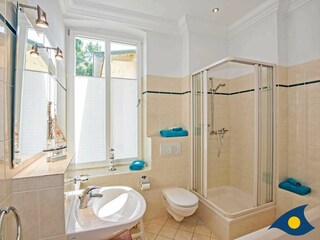 Badezimmer mit Dusche und WC