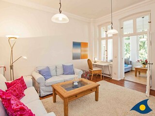 Wohnzimmer mit Zugang zur Loggia