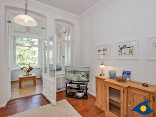 Wohnzimmer mit Zugang zur Loggia