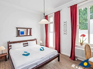 Schlafzimmer mit Doppelbett