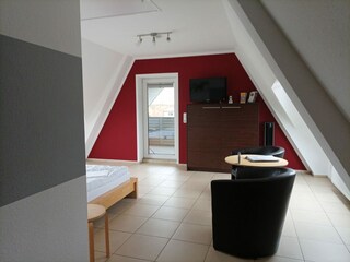 Schlaf-/Wohnbereich mit Balkon