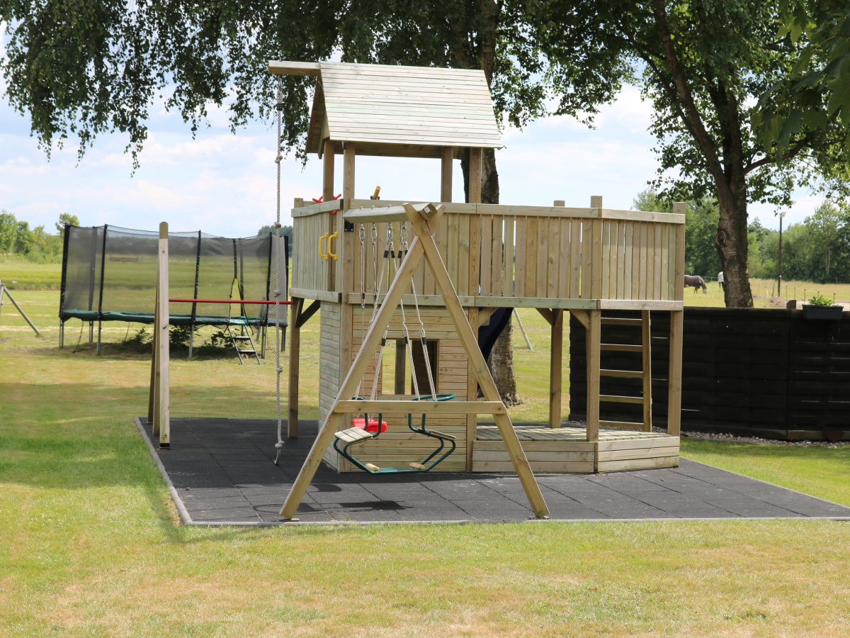 Spielplatz mit Trampolin