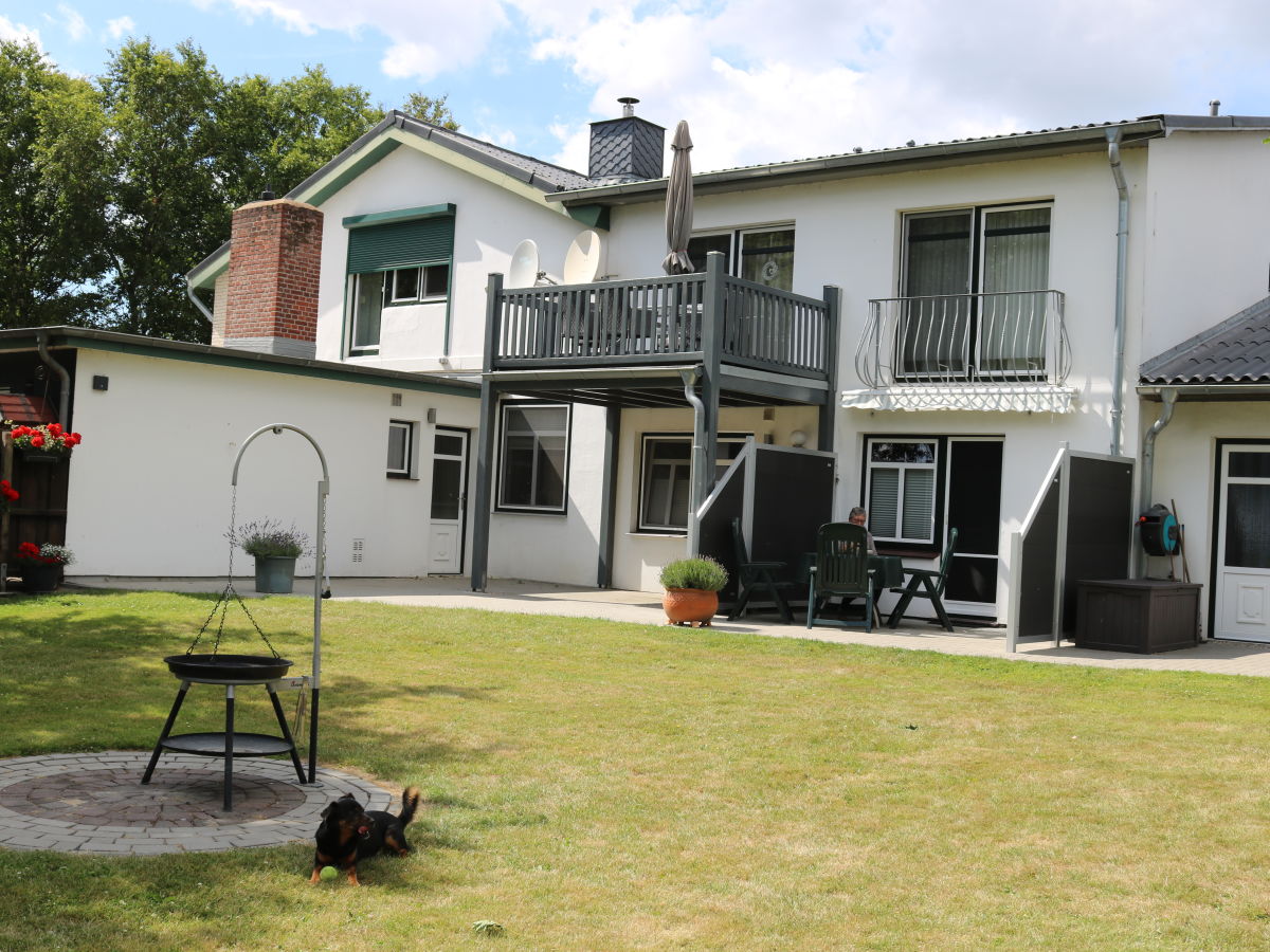 Grillplatz und Blick auf Balkon Wohnung 3