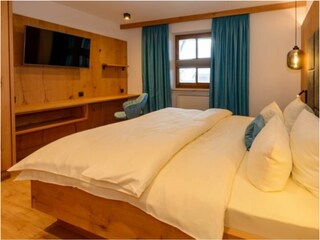 Schlafzimmer mit Fernsehgerät