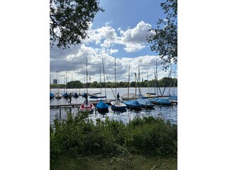 Boote liegen fest vertäut im Herbst
