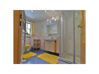 Bad mit Dusche, WC