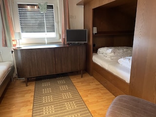 2. Schlafzimmer mit Alkove und einem Einzelbett