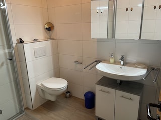 neues ebenerdiges Bad mit Regendusche